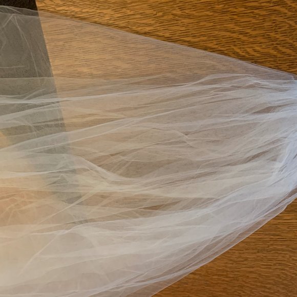 BRAND NEW Pretty long bridal veil in white color. main image 5